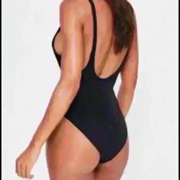 Missguided ultimate plunge swimsuit - Picture 2 of 6